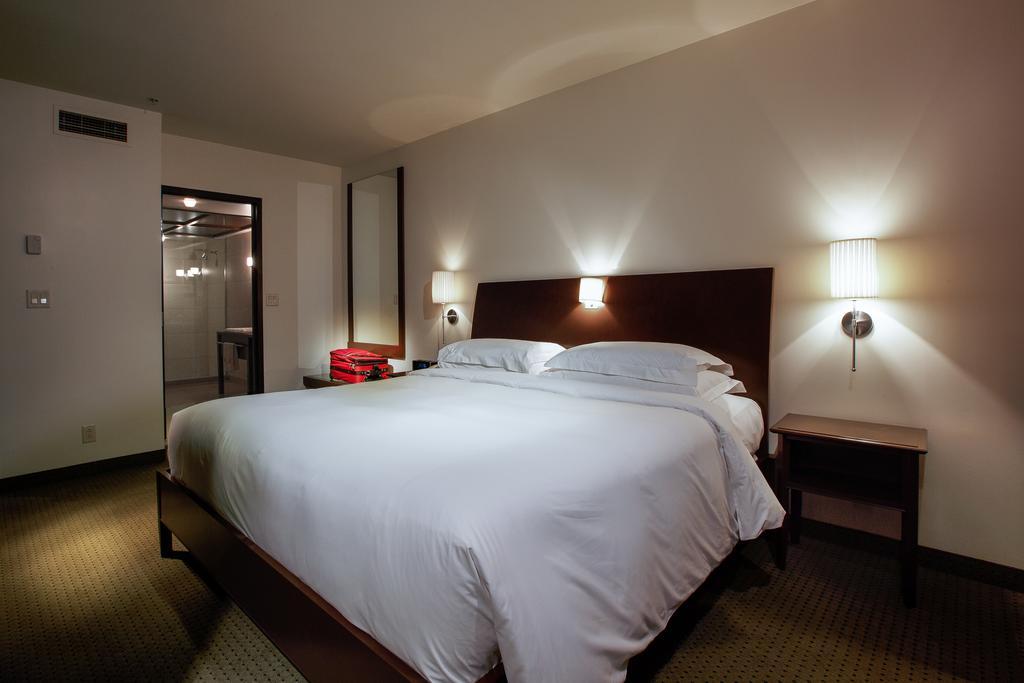 Hotel Mortagne Boucherville Bagian luar foto