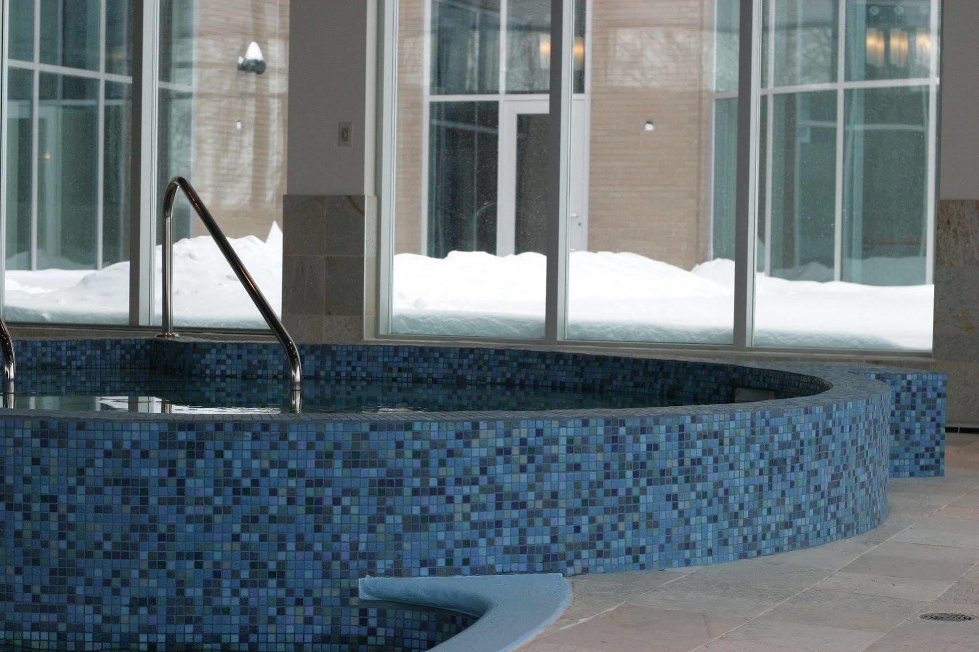 Hotel Mortagne Boucherville Bagian luar foto